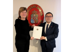 Элчин сайд Ц.Мөнх-Өлзий Данийн Гадаад хэргийн яамны Ёслолын газарт Итгэмжлэх жуух бичгийнхээ хувийг гардуулав.