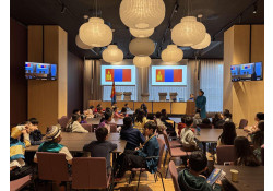 СТОКХОЛМ ХОТЫН ЕБС-ИУДАД СУРАЛЦАГЧ МОНГОЛ ХҮҮХДҮҮДЭД   “МОНГОЛ УЛСЫН ТУСГААР ТОГТНОЛ, ҮНДСЭН ХУУЛЬ” ӨДӨРЛӨГ ЗОХИОН БАЙГУУЛАВ