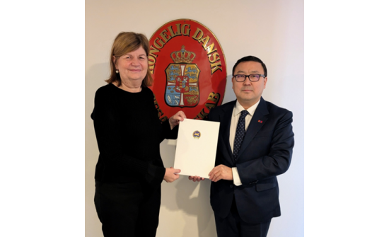 Элчин сайд Ц.Мөнх-Өлзий Данийн Гадаад хэргийн яамны Ёслолын газарт Итгэмжлэх жуух бичгийнхээ хувийг гардуулав.