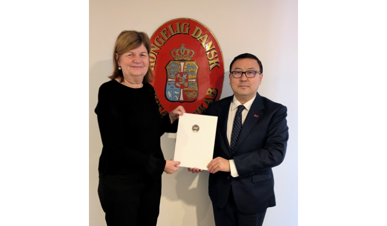 Элчин сайд Ц.Мөнх-Өлзий Данийн Гадаад хэргийн яамны Ёслолын газарт Итгэмжлэх жуух бичгийнхээ хувийг гардуулав.